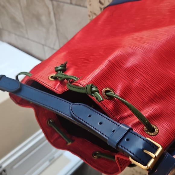 Louis Vuitton Neo Red, Blue and Green Bucket Bag - Limited Edition - Picture 13 of 16